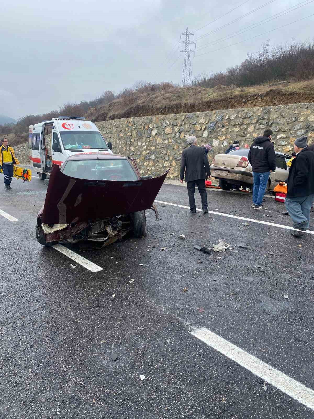 Domaniç’te trafik kazası: 3 yaralı