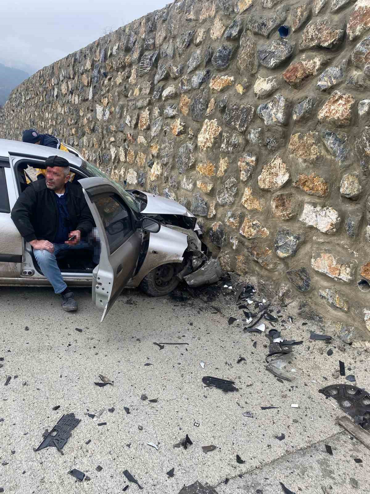 Domaniç’te trafik kazası: 3 yaralı