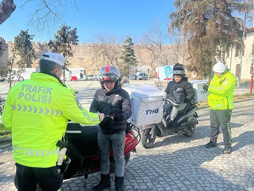 Sinop&rsquo;ta ara&ccedil; s&uuml;r&uuml;c&uuml;lerine uyarı
