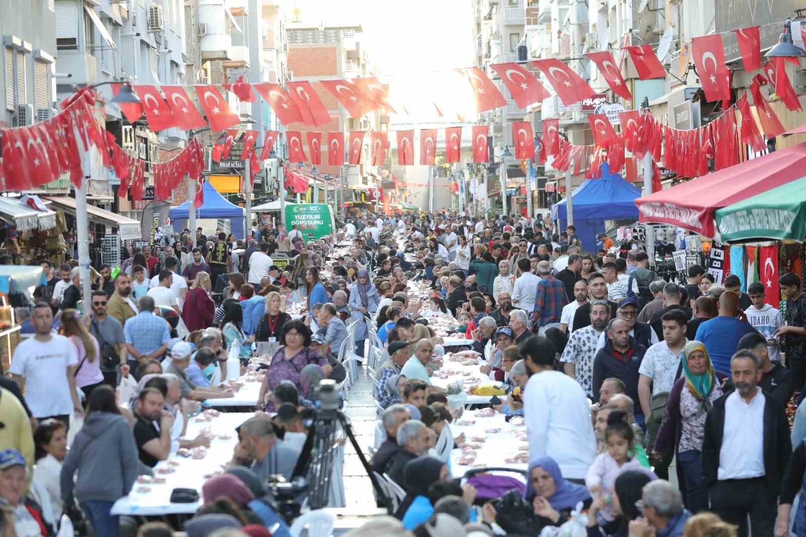 Bayraklı’da vatandaşlar belediyenin iftar sofralarında buluşacak
