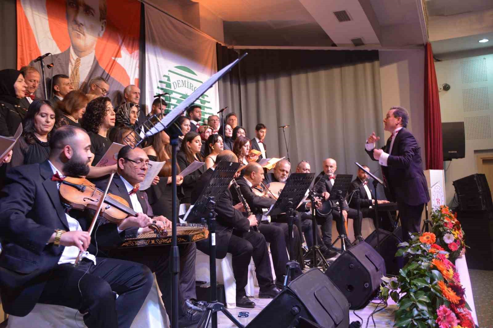 Demirci’de Türk Sanat Müziği korosundan muhteşem konser