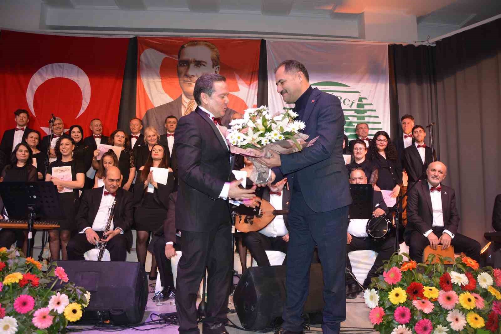 Demirci&rsquo;de T&uuml;rk Sanat M&uuml;ziği korosundan muhteşem konser
