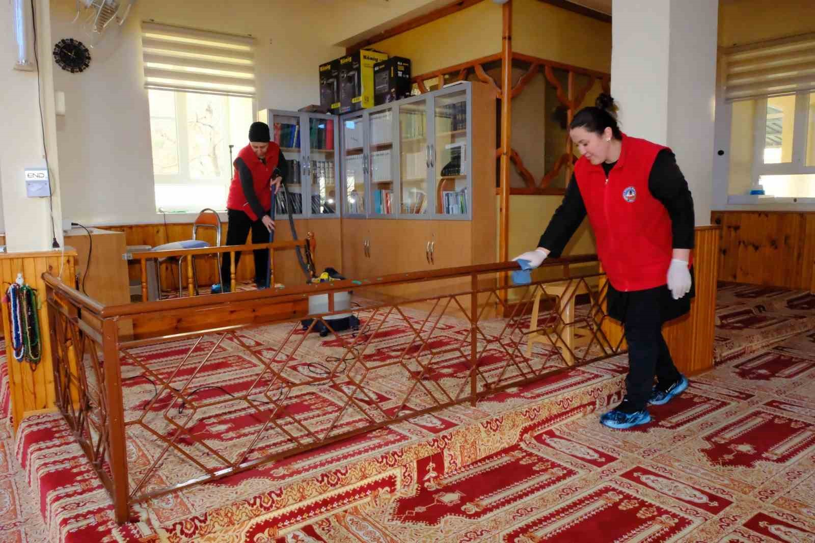 Kuyucak Belediyesi Ramazan öncesi camilerde temizlik çalışması yaptı
