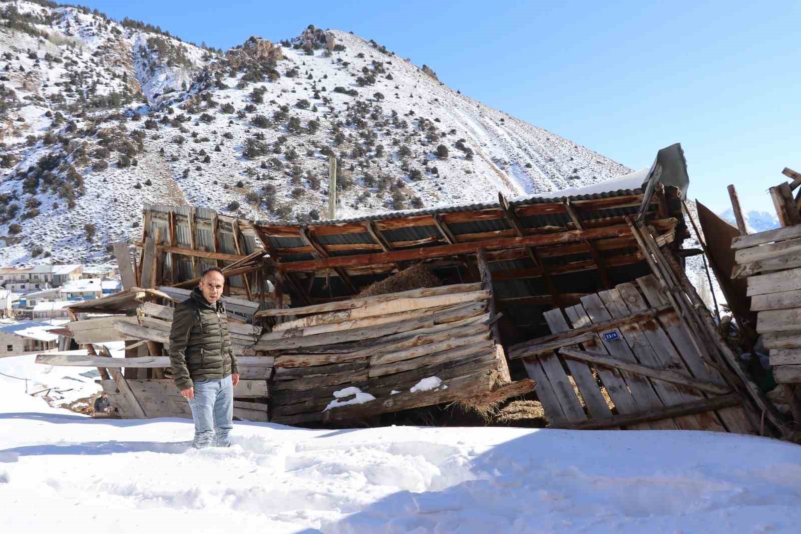 Yoğun kar yağışı sonrası çatılar çöktü