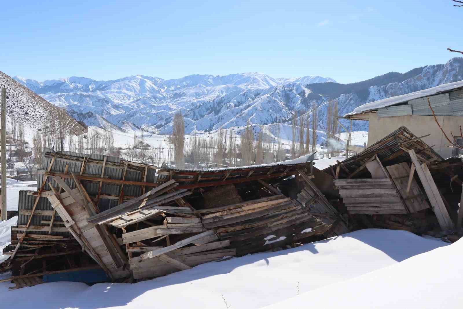 Yoğun kar yağışı sonrası &ccedil;atılar &ccedil;&ouml;kt&uuml;
