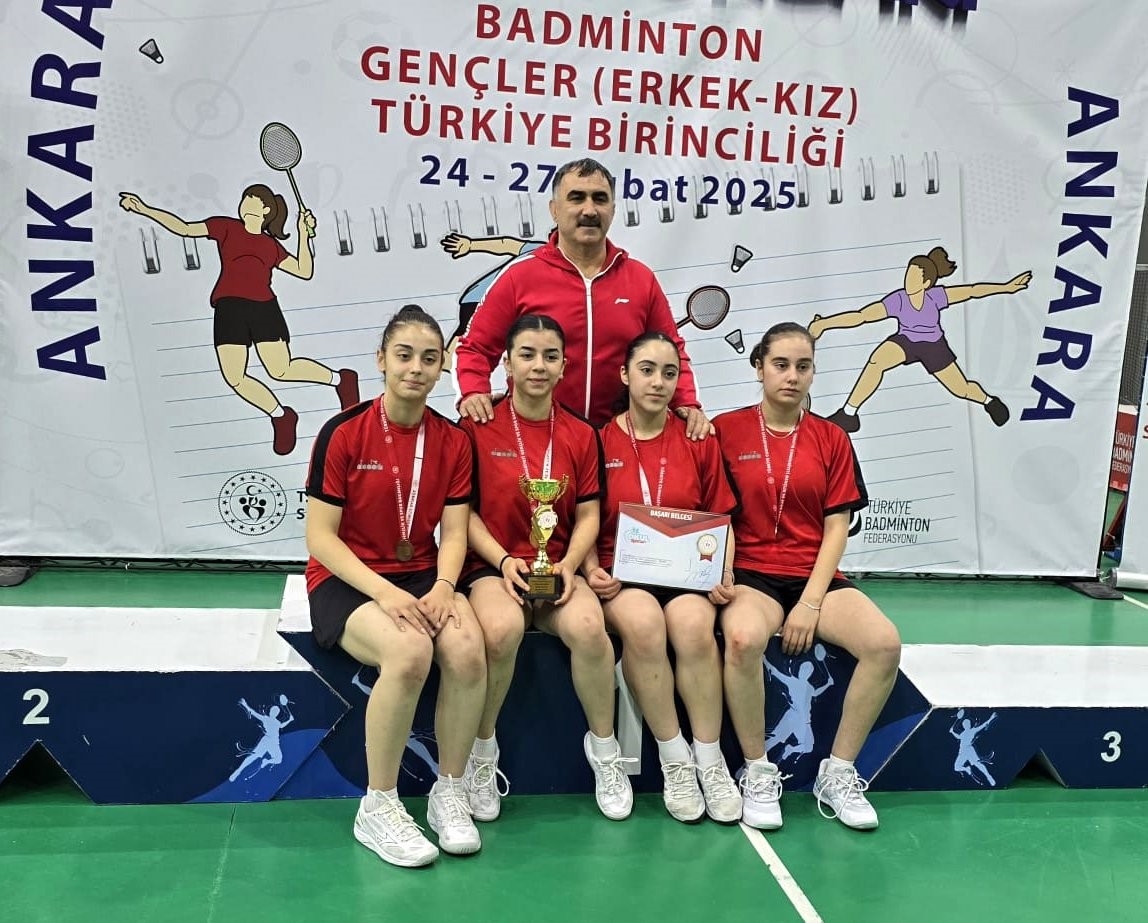 Liseler Badminton Türkiye Şampiyonasından kupalarla döndüler