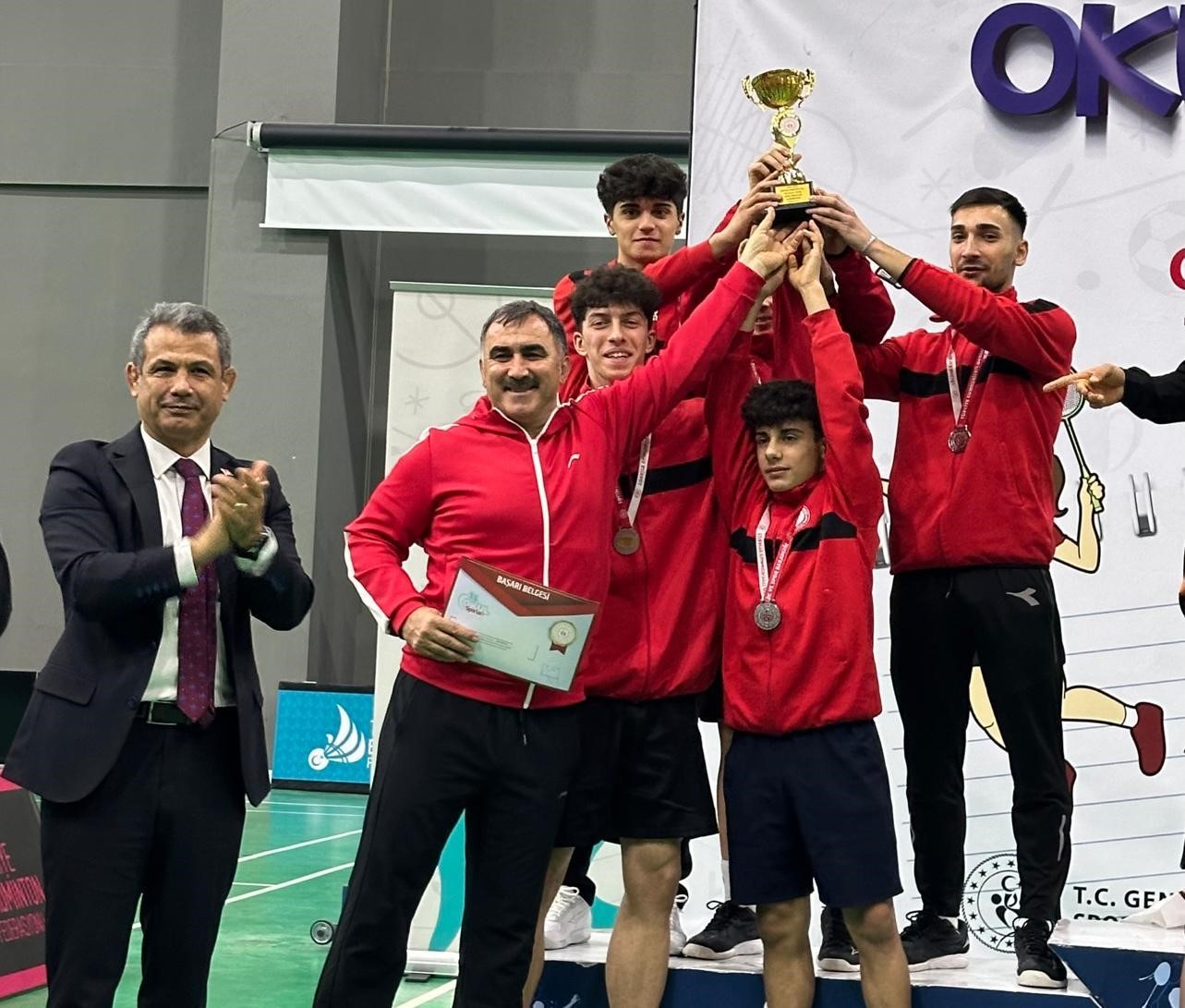 Liseler Badminton Türkiye Şampiyonasından kupalarla döndüler
