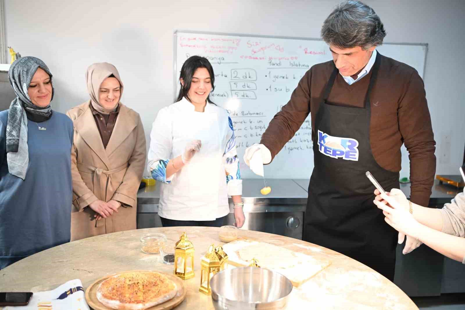 Belediye başkanı pide yaptı
