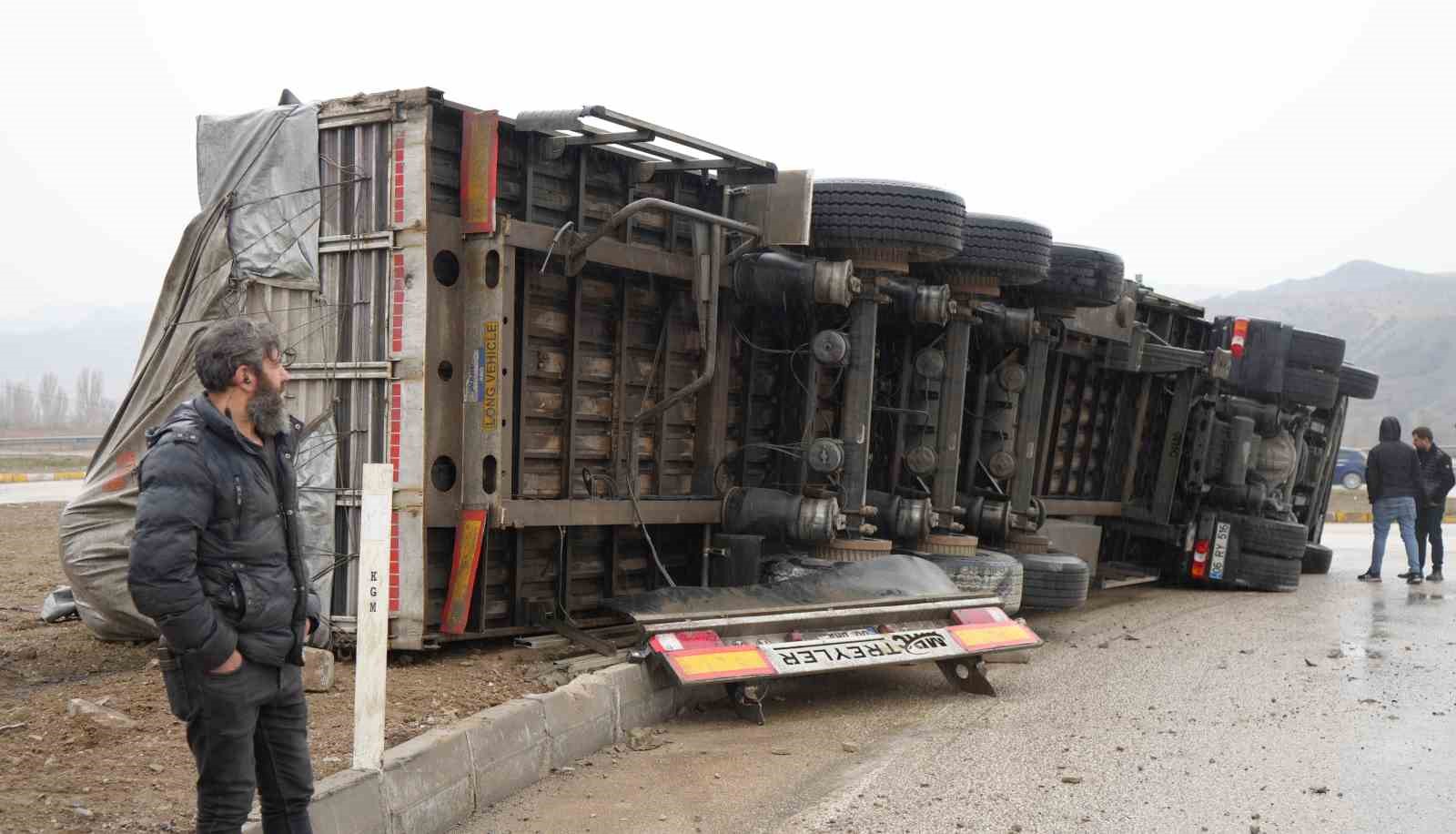 Kırıkkale&rsquo;de tır devrildi
