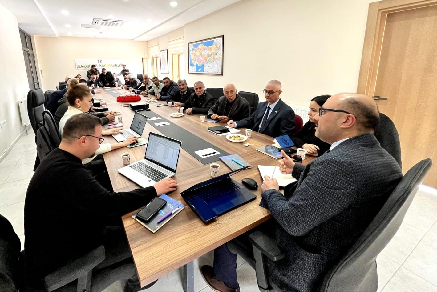 Fırat EDAŞ yöneticileri Çemişgezek’te muhtarlarla bir araya geldi