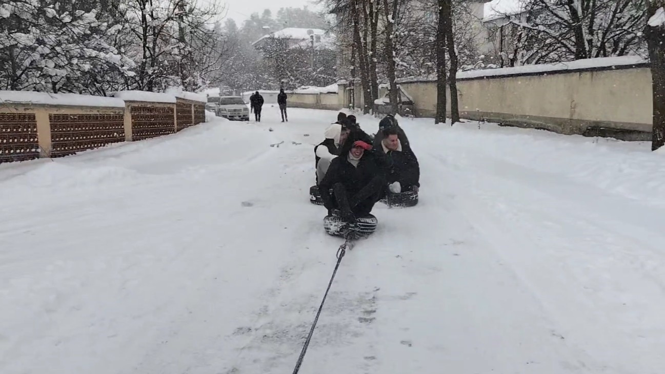 Kastamonu'da Kar Keyfi: Gençler Lastiklerle Dans Etti!