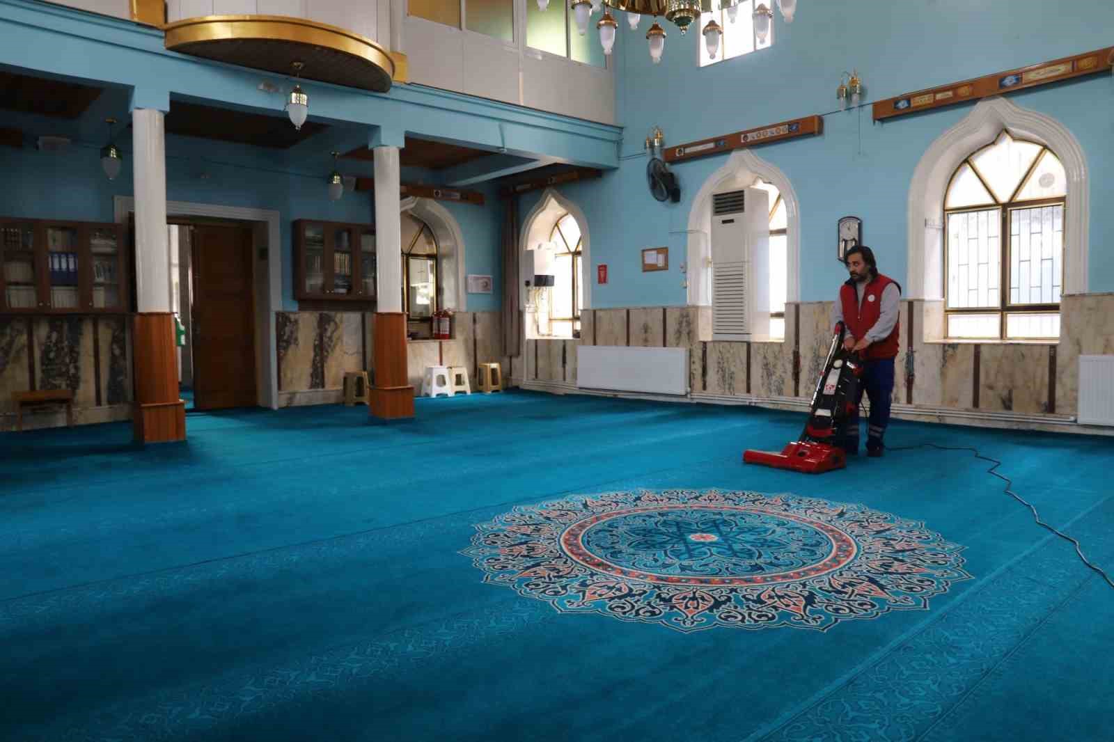 Turgutlu’da camiler ilk teravihe hazır