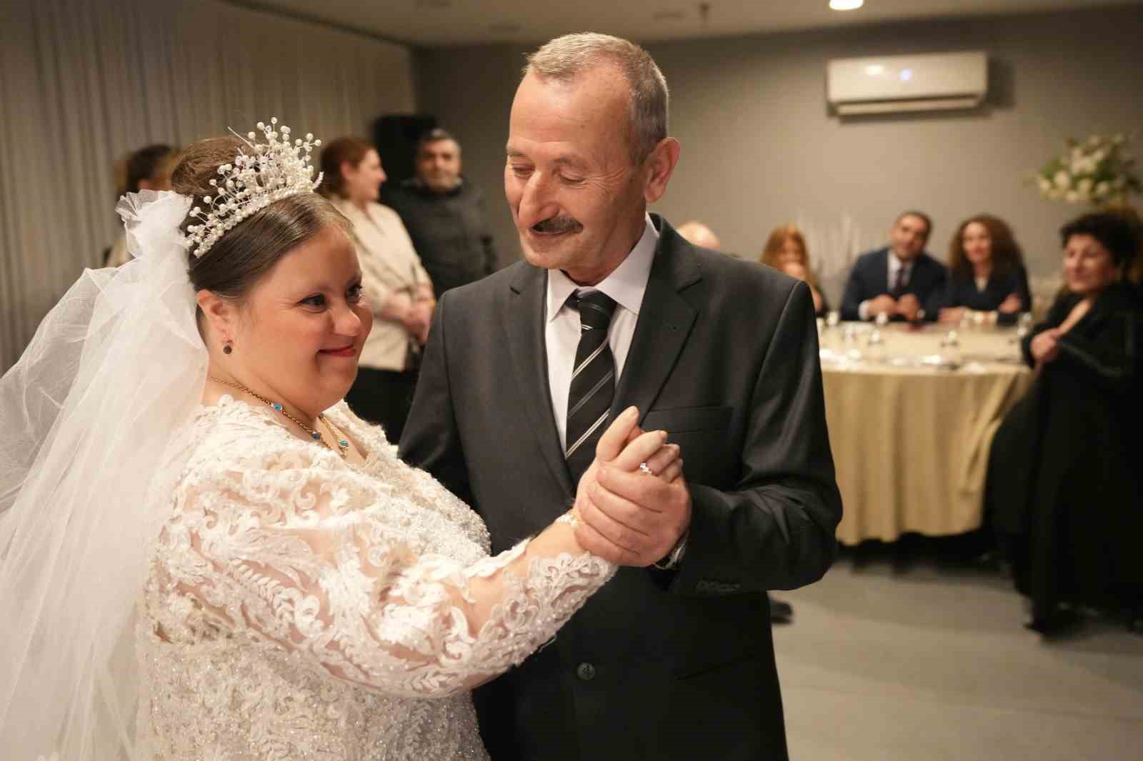 Beyoğlu&rsquo;nda down sendromlu Yeliz&rsquo;in d&uuml;ğ&uuml;n hayali ger&ccedil;ek oldu
