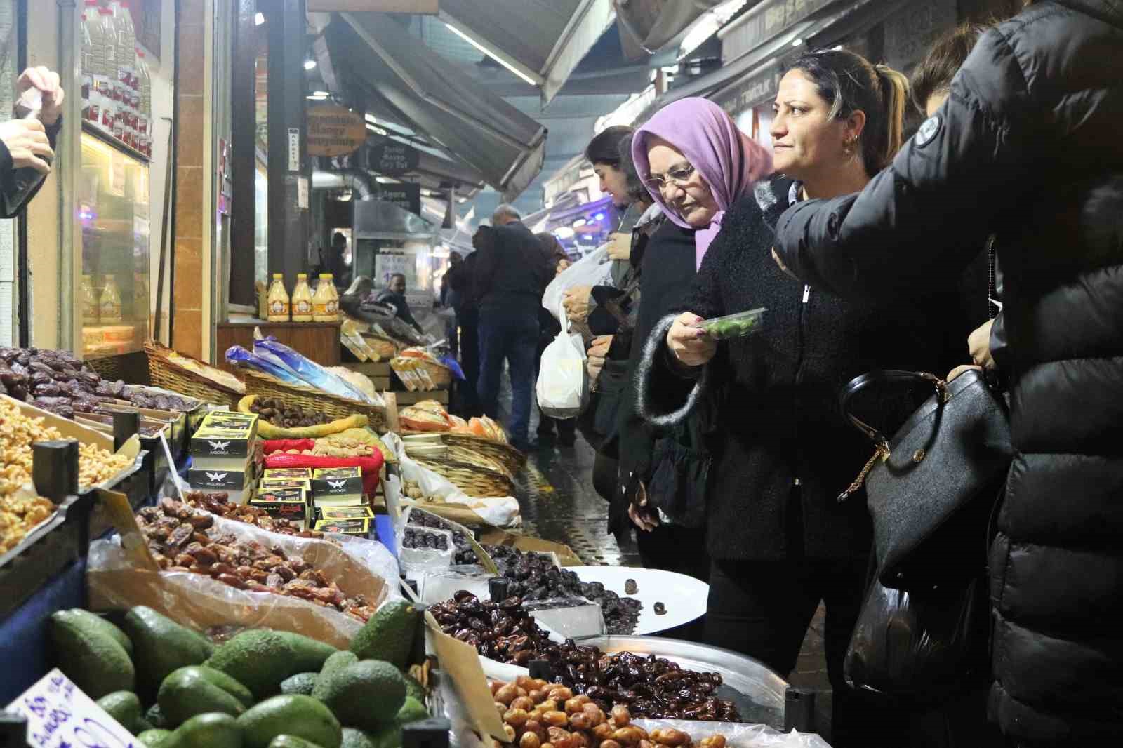 Tarihi Kemeraltı Çarşısı’nda Ramazan hareketliliği
