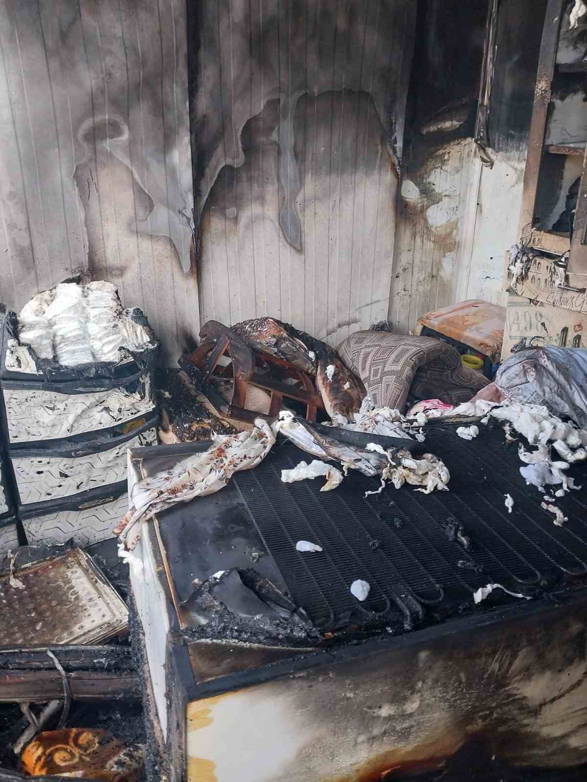 Depremzede ailenin yaşadığı konteyner yanarak kullanılmaz hale geldi