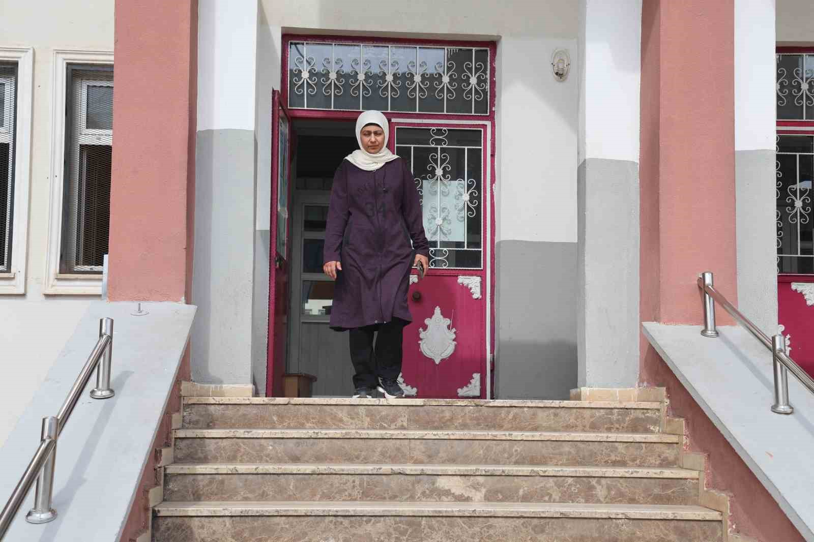 28 Şubat mağduru öğretmen gözyaşları içinde yaşadıklarını anlattı