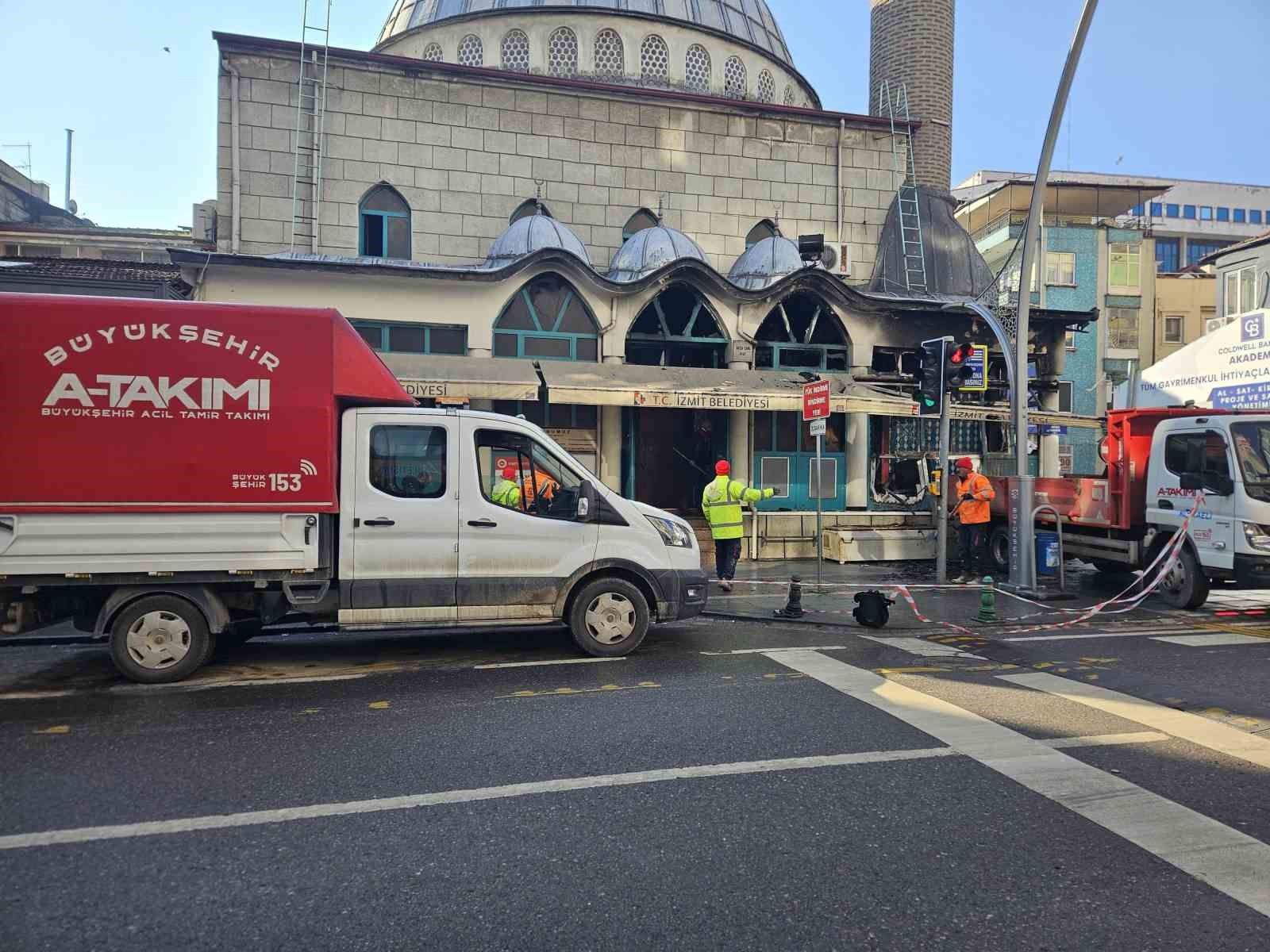 Yangında zarar gören cami yeniden ibadete açıldı
