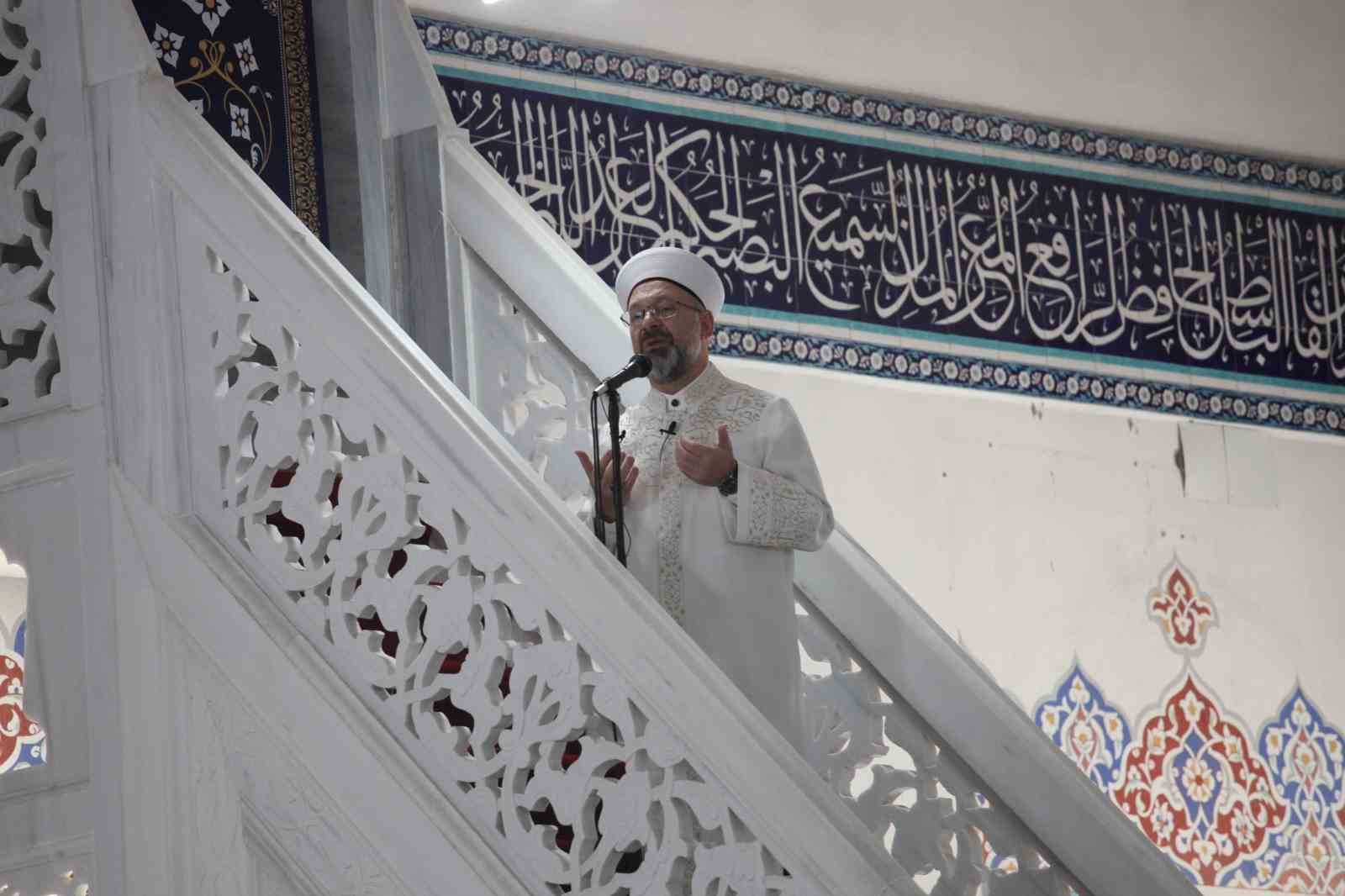 Diyanet İşleri Başkanı Erbaş: "Lüks ve israfın sergilendiği, ihtiyaç sahiplerinin unutulduğu iftar sofraları kurmayalım"