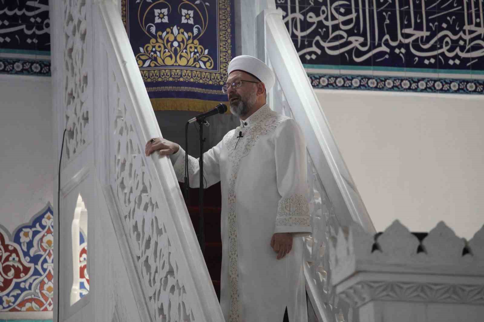 Diyanet İşleri Başkanı Erbaş: "L&uuml;ks ve israfın sergilendiği, ihtiya&ccedil; sahiplerinin unutulduğu iftar sofraları kurmayalım"
