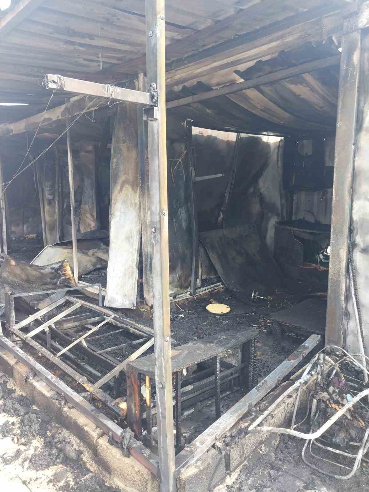 Depremzede ailenin yaşadığı konteyner yanarak kullanılmaz hale geldi