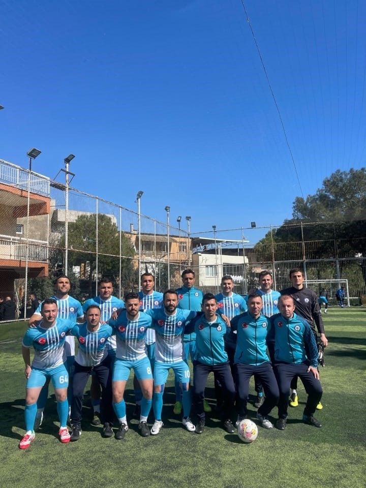 Denizli Emniyet M&uuml;d&uuml;rl&uuml;ğ&uuml; halı sahada yoluna devam ediyor
