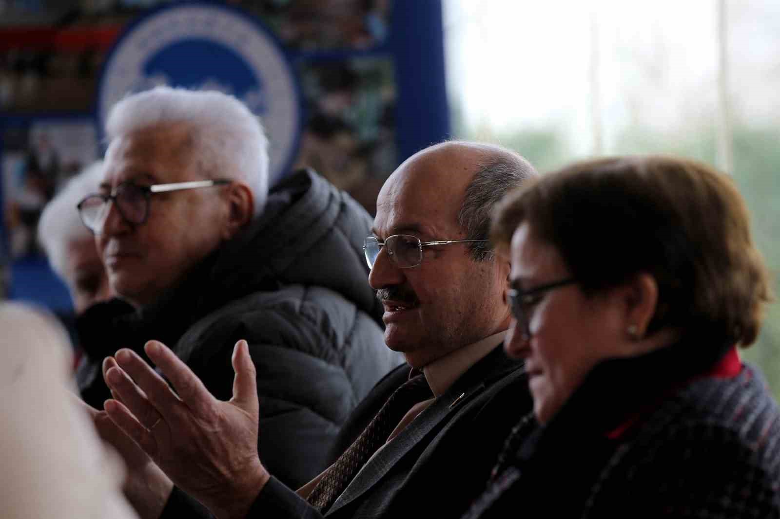 Farklı kuşaklar bu programda bir araya gelerek eğitim &uuml;zerine konuştu
