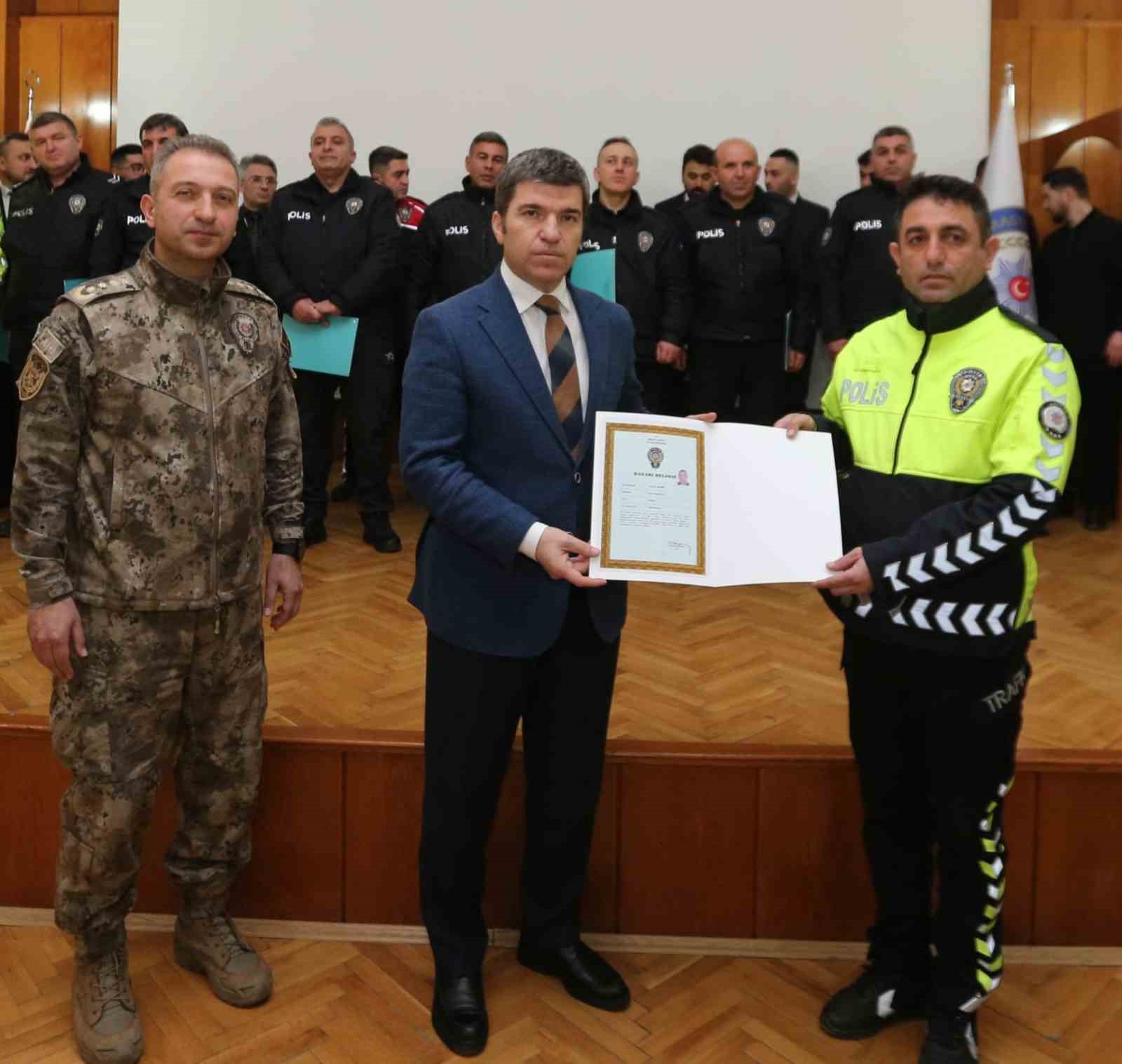 Vali Bakan’dan 47 polise başarı belgesi