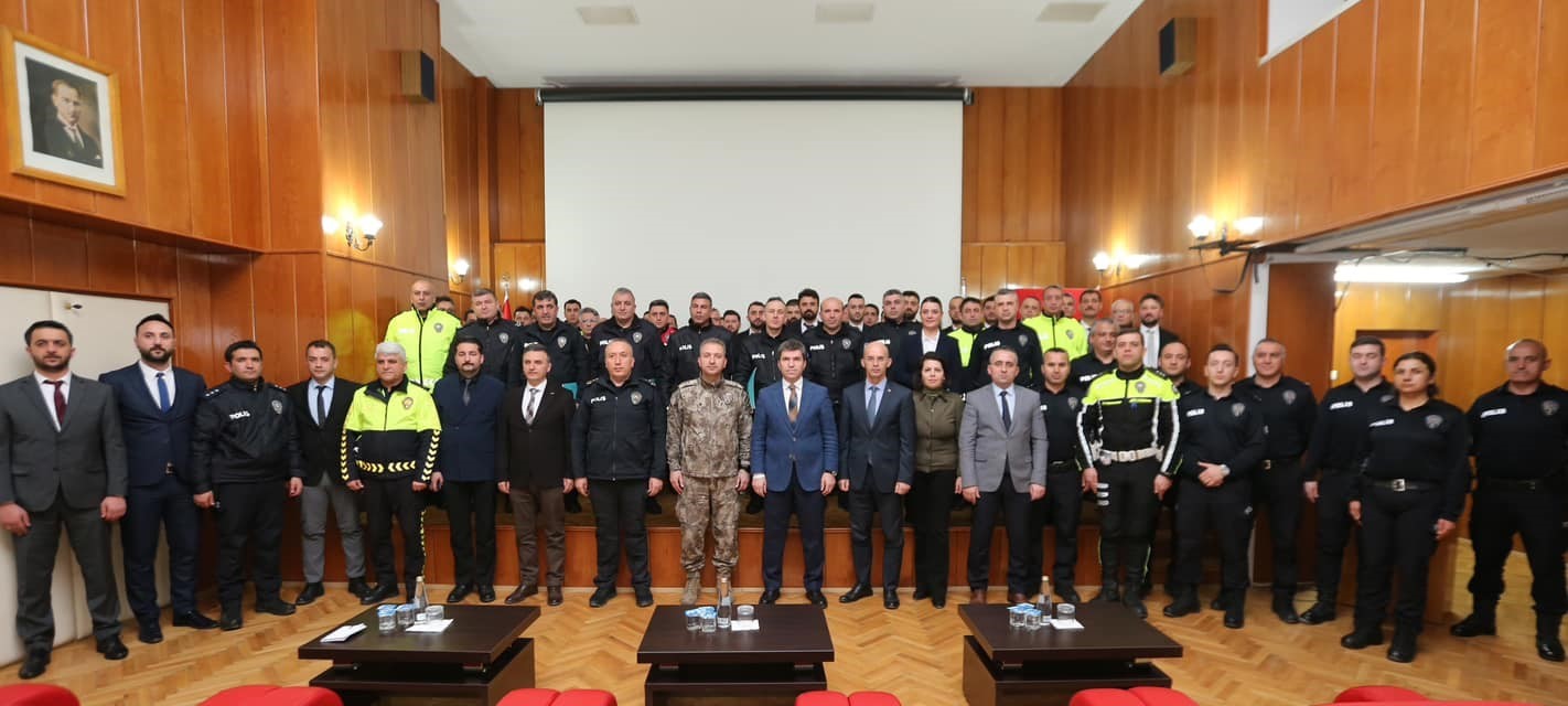 Vali Bakan&rsquo;dan 47 polise başarı belgesi
