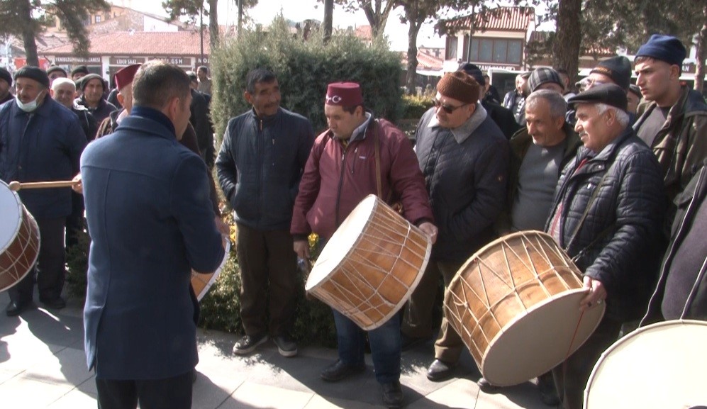 &Ccedil;orum&rsquo;da davulcular Ramazanın gelişini halay &ccedil;ekerek kutladı
