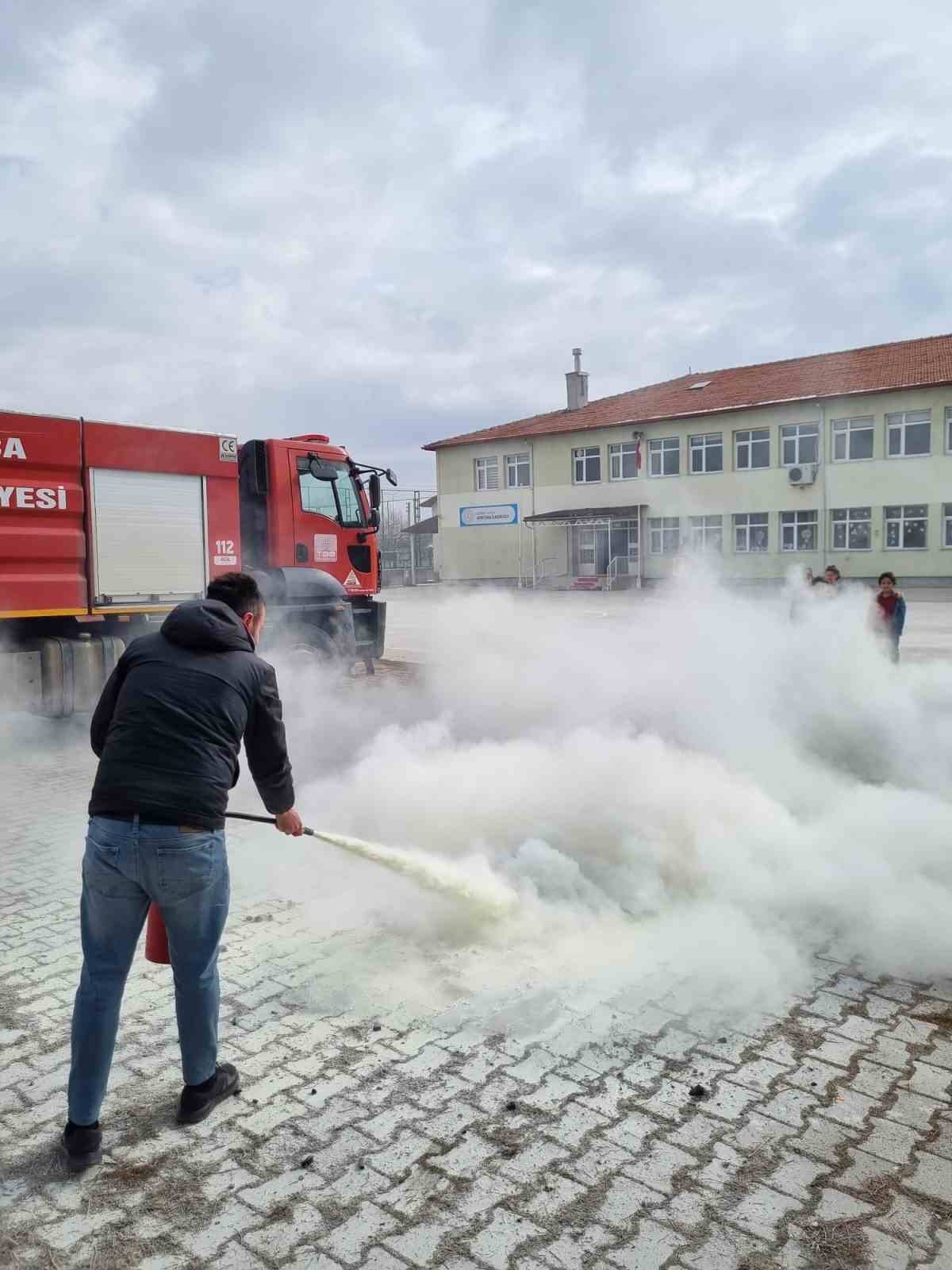 Alaca Belediyesi&rsquo;nden &ouml;ğrencilere yangın eğitimi

