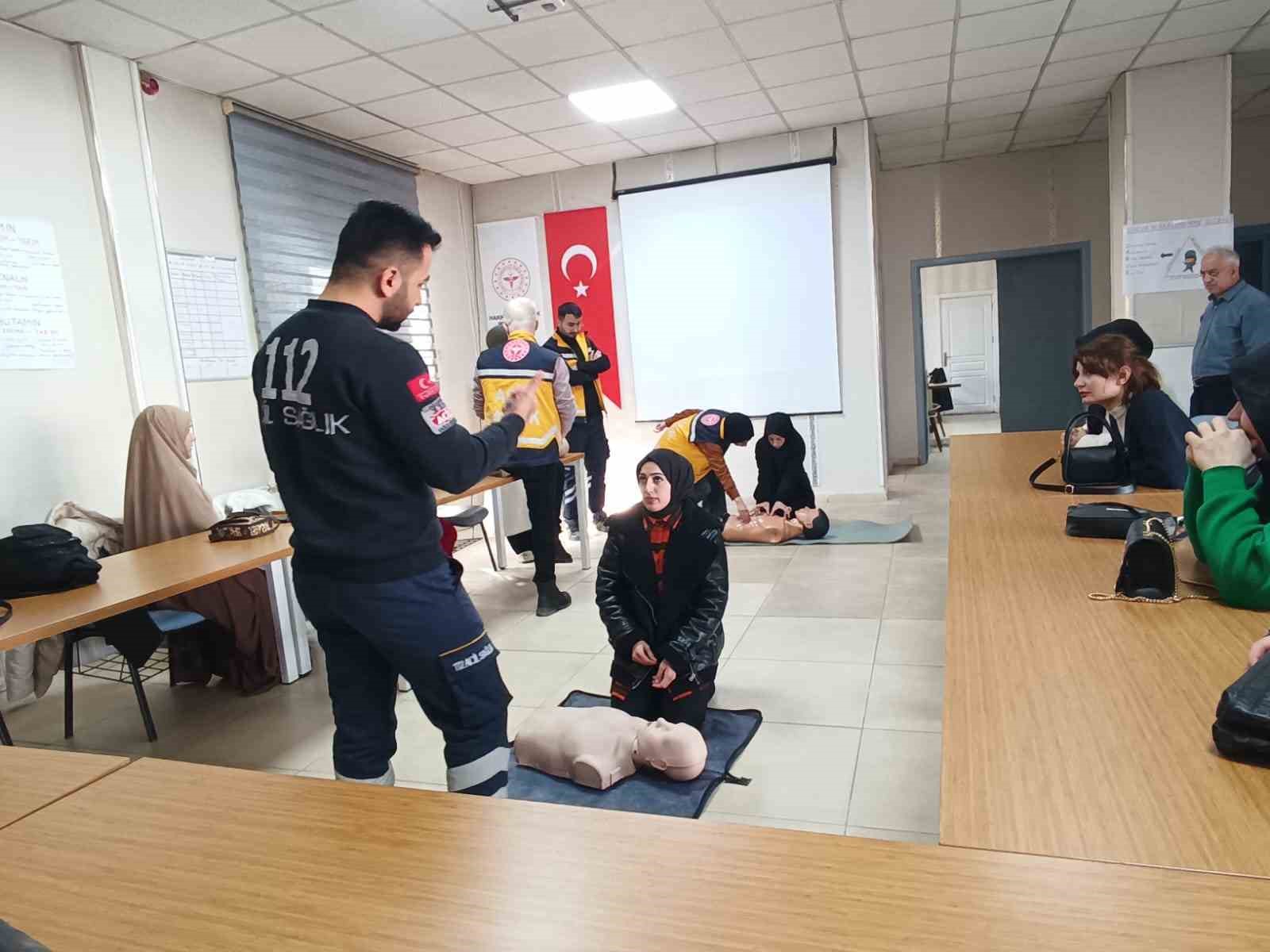 ADEM &ccedil;alışanlarına temel ilk yardım eğitimi sertifikası verildi
