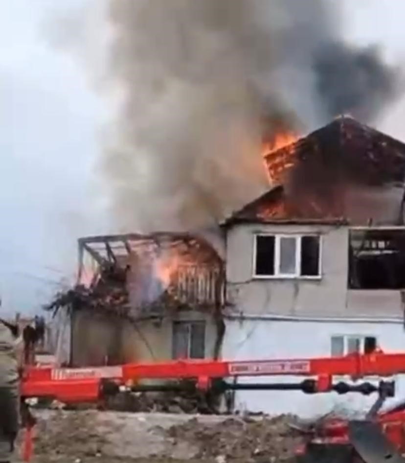 Alevlerin sardığı iki katlı ev yangınında korku dolu anlar yaşandı