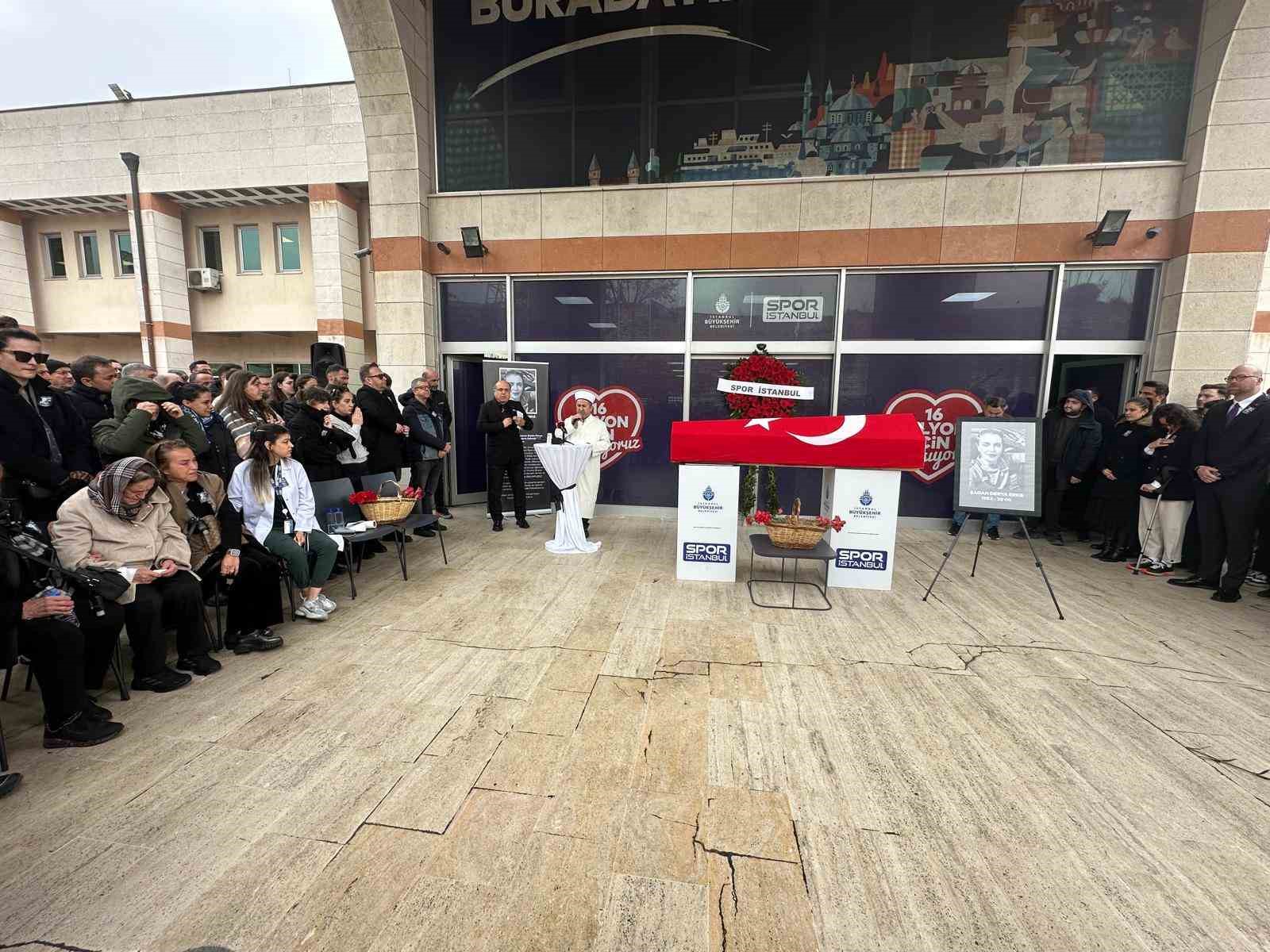 Olimpiyat y&uuml;z&uuml;c&uuml;s&uuml; Şadan Derya Erke son yolculuğuna uğurlandı
