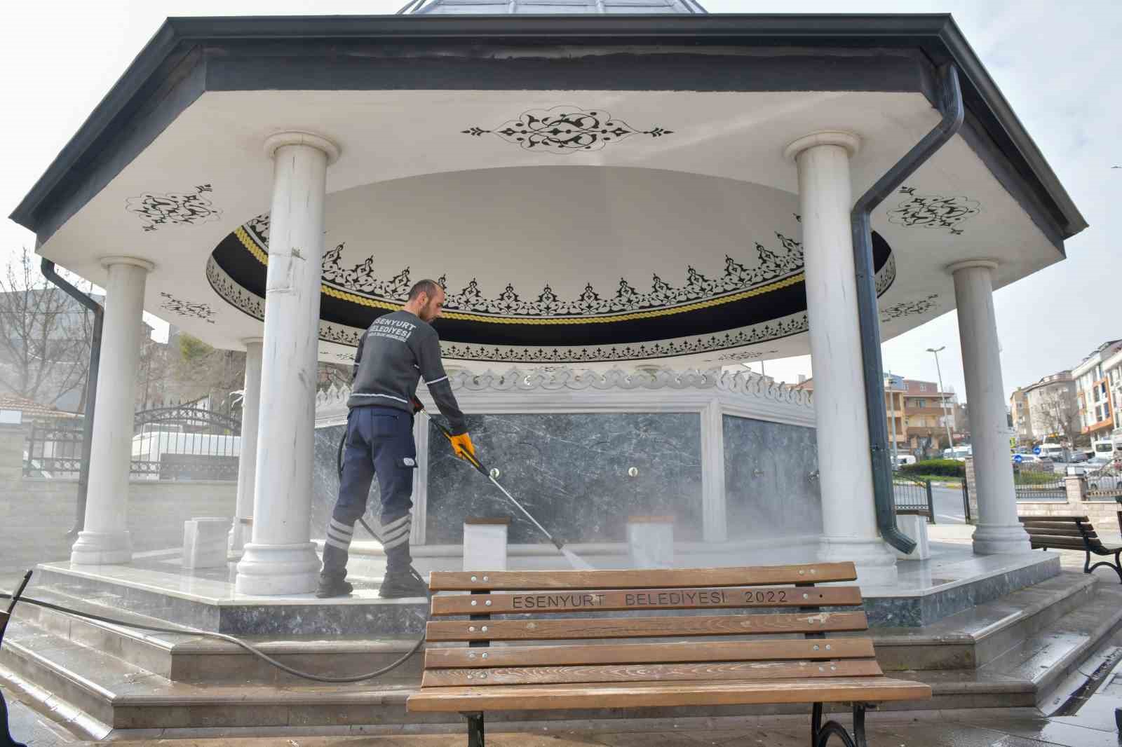 Esenyurt’ta camiler ilk teravih namazına hazırlandı
