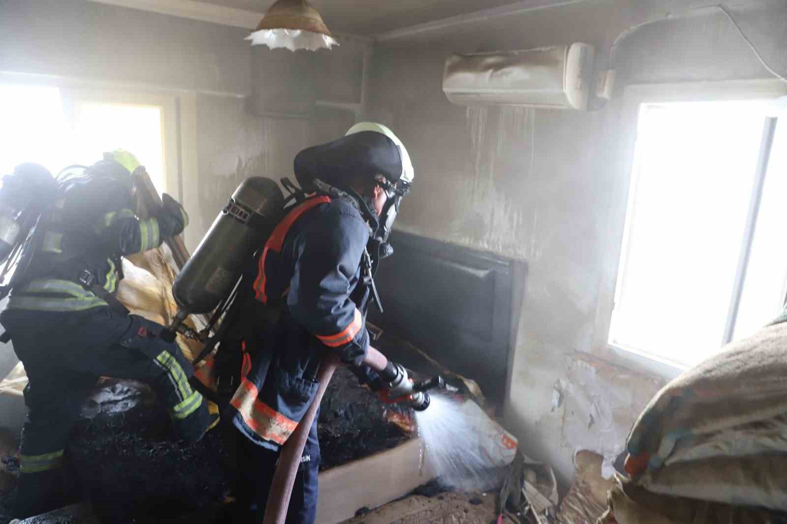 Mersin’de ev yangını itfaiyenin müdahalesiyle söndürüldü