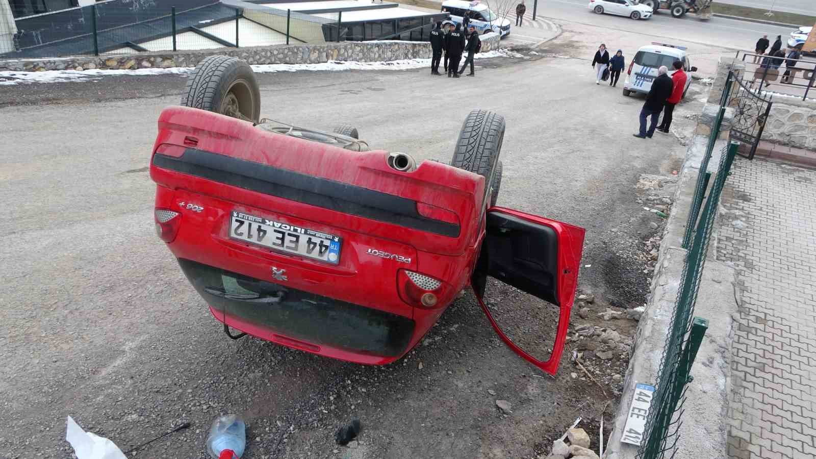 Malatya&rsquo;da istinat duvarına &ccedil;arpıp ters d&ouml;nen ara&ccedil;taki 1 kişi yarandı
