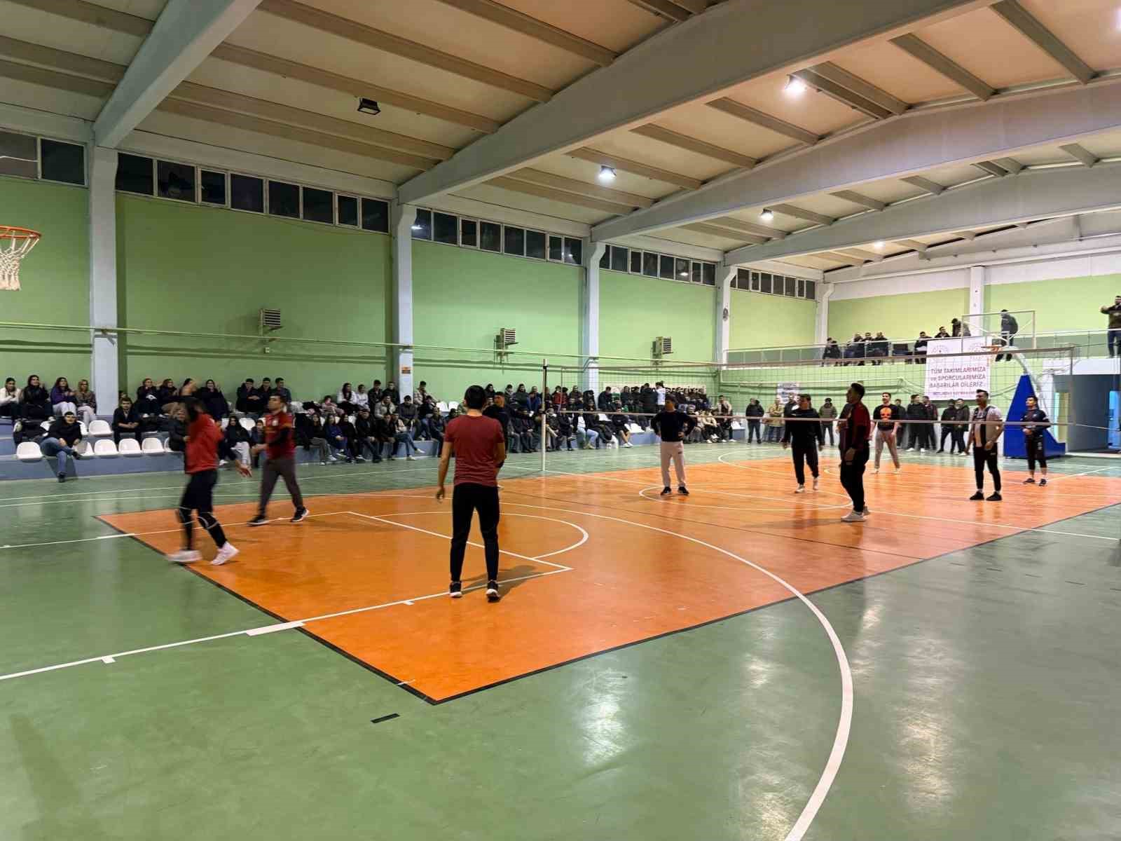 Beylikova Kaymakamlığı Kurumlar Arası Voleybol takımları şampiyonluk i&ccedil;in hazırlanıyor
