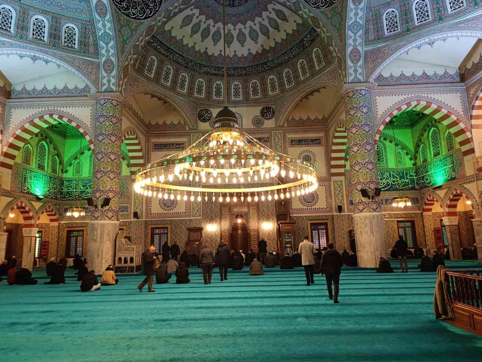 Teravih namazının hükmü nedir? Teravih namazı cemaatle mi kılınır? Evde Teravih namazı olur mu? Teravih kılarken okunan dualar... Van'da Ramazan ayının ilk teravih namazı kılındı İhlas Haber Ajansı