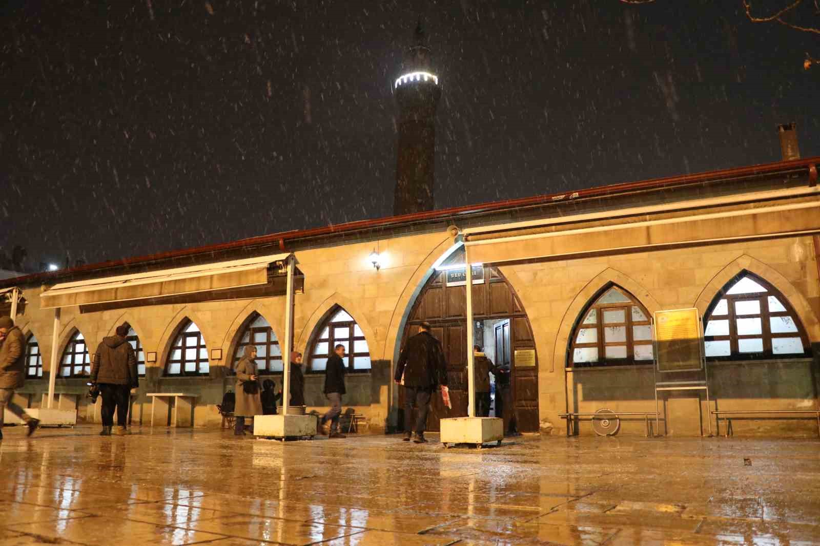 Sivas Ulu Camii’nde ilk teravih namazı kılındı
