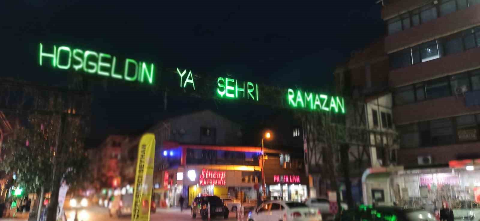 Devrek’te Ramazan ayının süslemelerinden olan mahyalar yandı