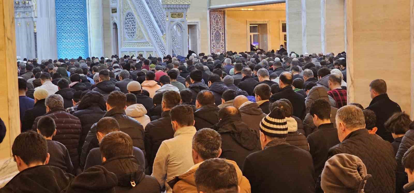 Muş&rsquo;ta ilk teravih namazı kılındı
