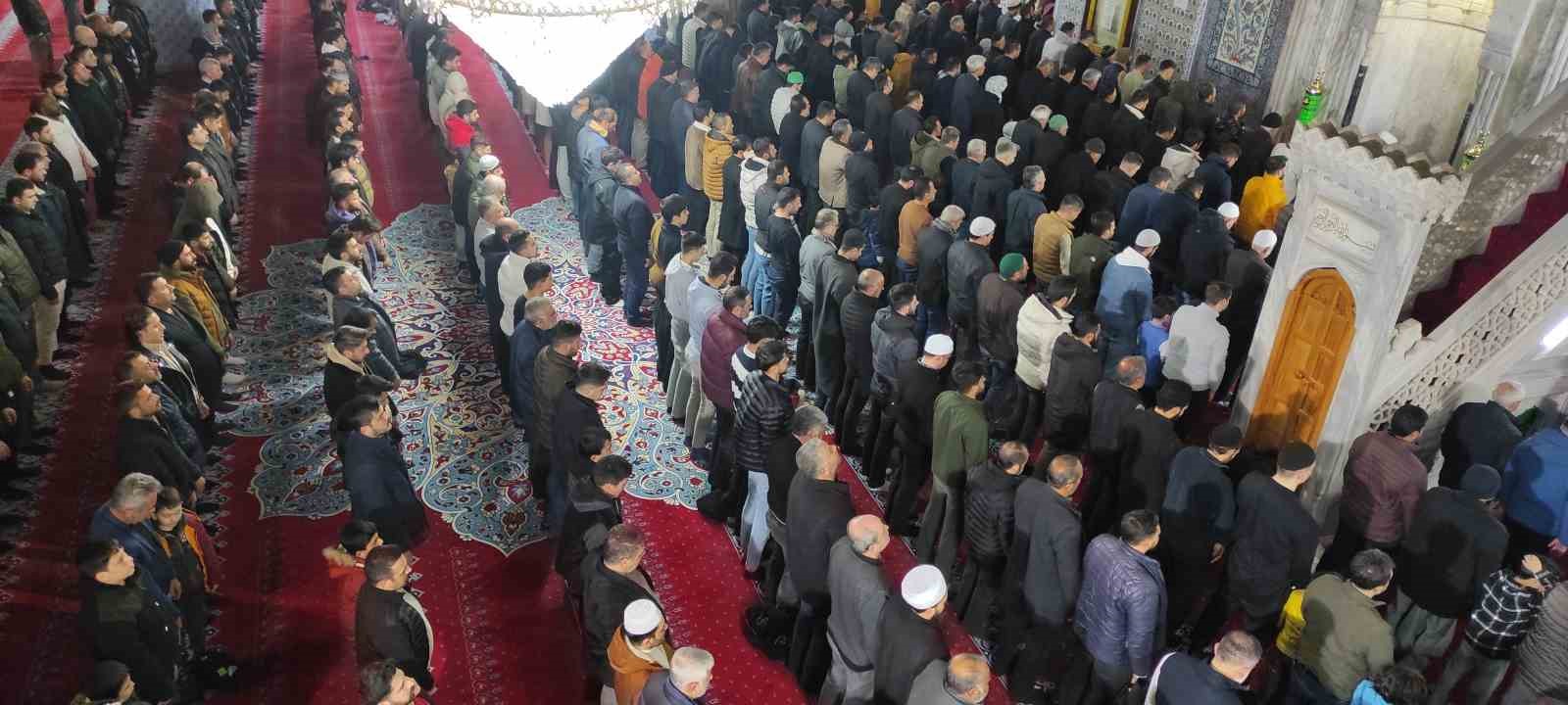 Şanlıurfa&rsquo;da ilk teravih namazı kılındı
