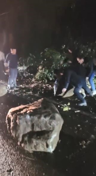 G&uuml;rcistan Sarpi b&ouml;lgesinde heyelan yolu kapattı
