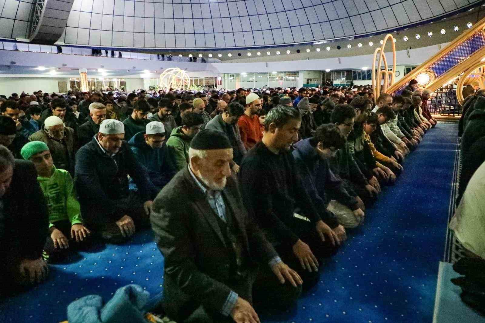 Ramazan’ın ilk teravih namazı kılındı
