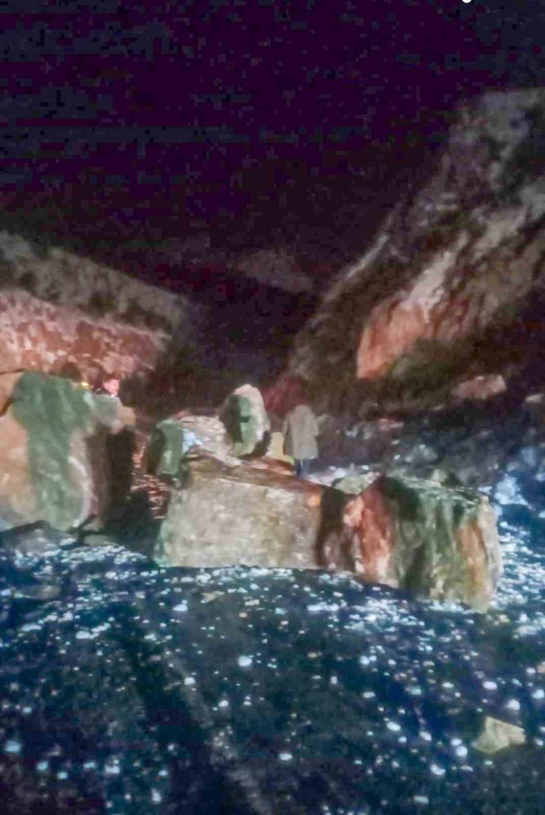 Artvin-Ardahan karayolunda heyelan
