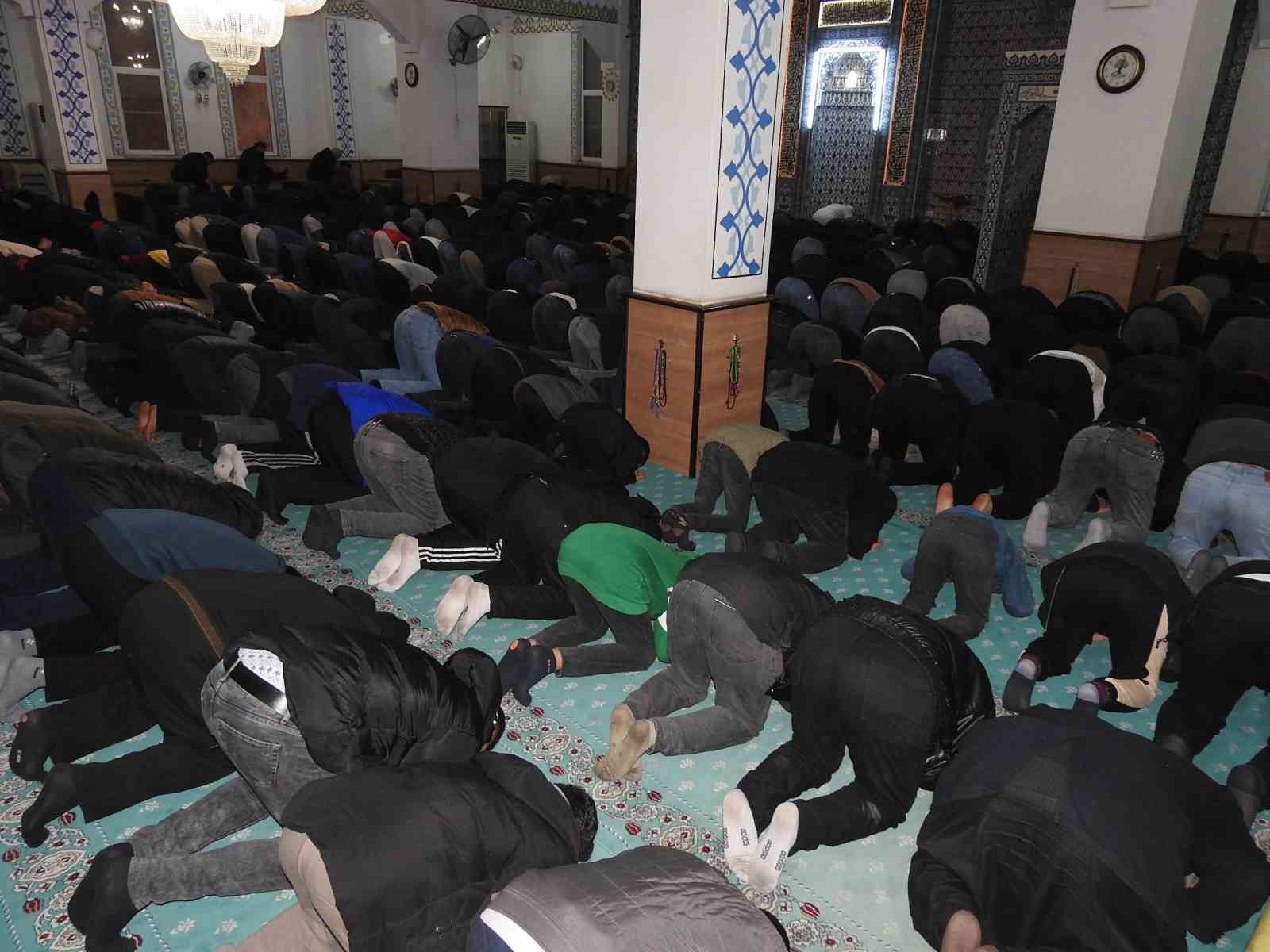 Gaziantep&rsquo;te ilk teravih namazında camiler doldu
