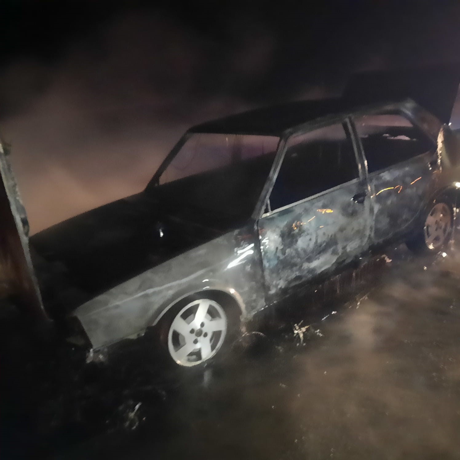 Erzincan’da Fiat Tofaş araç alev alev yandı