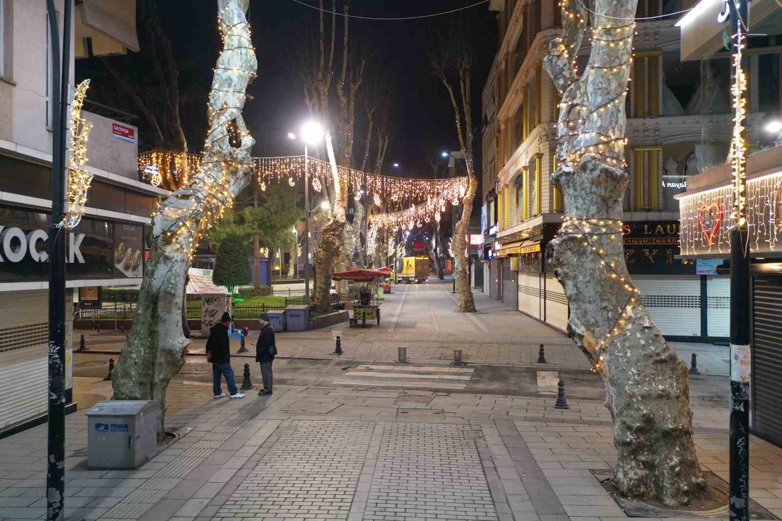 Ramazan ayı için Pendik’te ışıklandırılan caddeler dron ile görüntülendi
