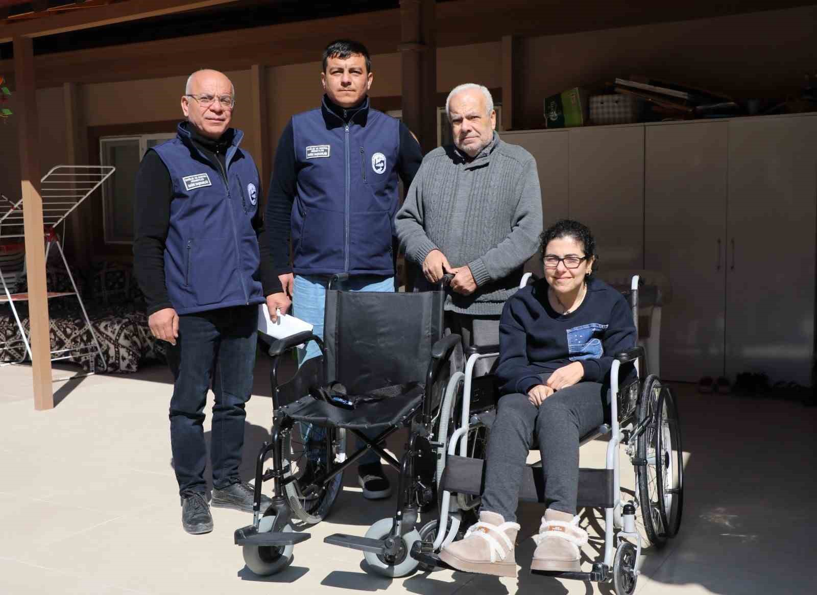 Hatay Büyükşehir Belediyesi, 4 engelli vatandaşa tekerlekli sandalye desteğinde bulundu