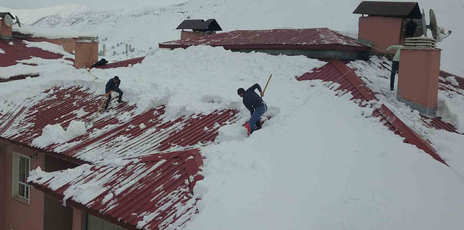 Ekmek parası için tehlikeye aldırış etmiyorlar